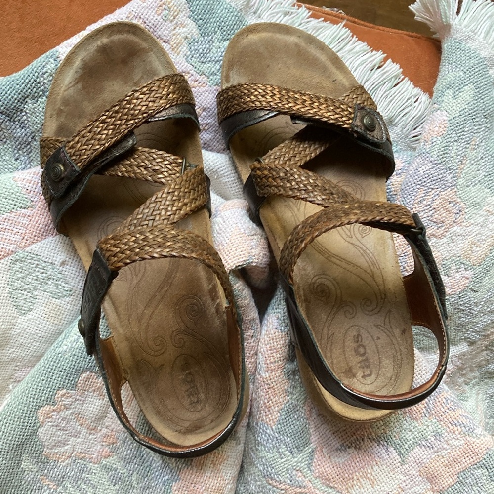 Taos Women’s Sandals Woven Copper Bronze Color Leather Size 8 Good Used conditio